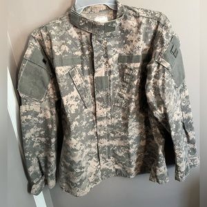 Army military jacket decomissioned. Great field hunt coat or shacket medium